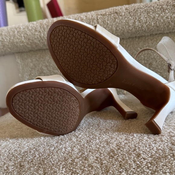 🤍Kelly & Katie White Satin Bridal Bow Heels 🤍 - Picture 5 of 8